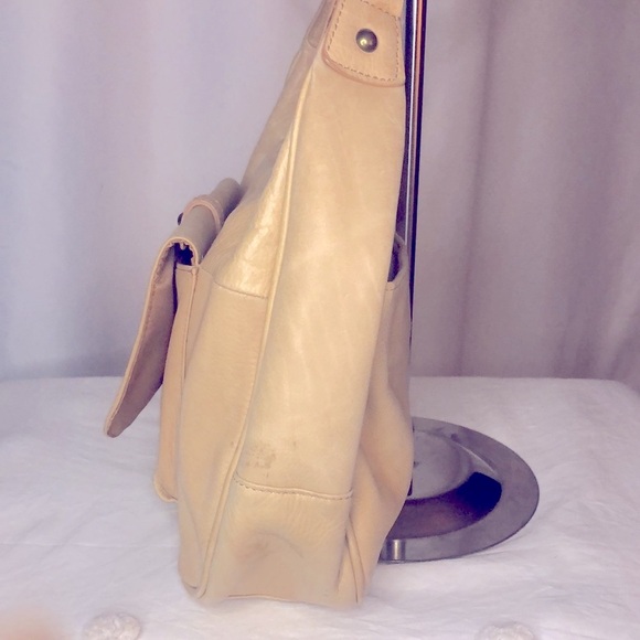 WILSONS LEATHER tan shoulder hand bag. Bronze hardware. Zipper closure on top. - Picture 4 of 15